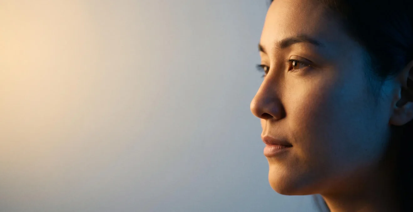 Portrait symbolique d'un visage humain partagé entre deux lumières opposées, illustrant la capacité à tenir deux pensées contraires en équilibre
