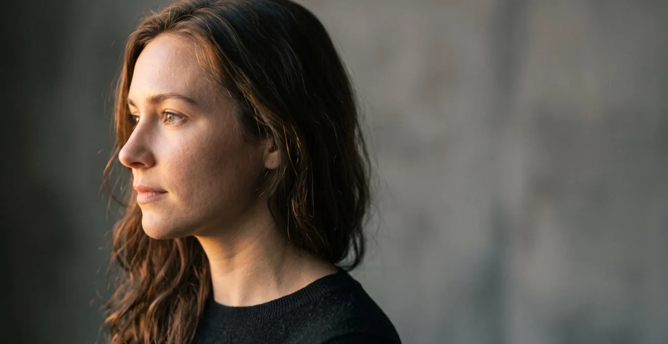 Portrait contraste d'une personne dont le visage est illumine d'un cote et dans l'ombre de l'autre, symbolisant l'aveuglement du jugement par une premiere impression positive