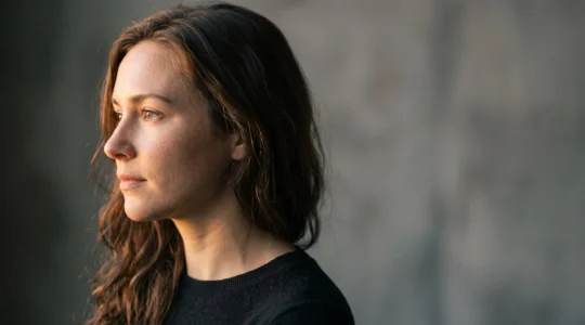 Portrait contraste d'une personne dont le visage est illumine d'un cote et dans l'ombre de l'autre, symbolisant l'aveuglement du jugement par une premiere impression positive